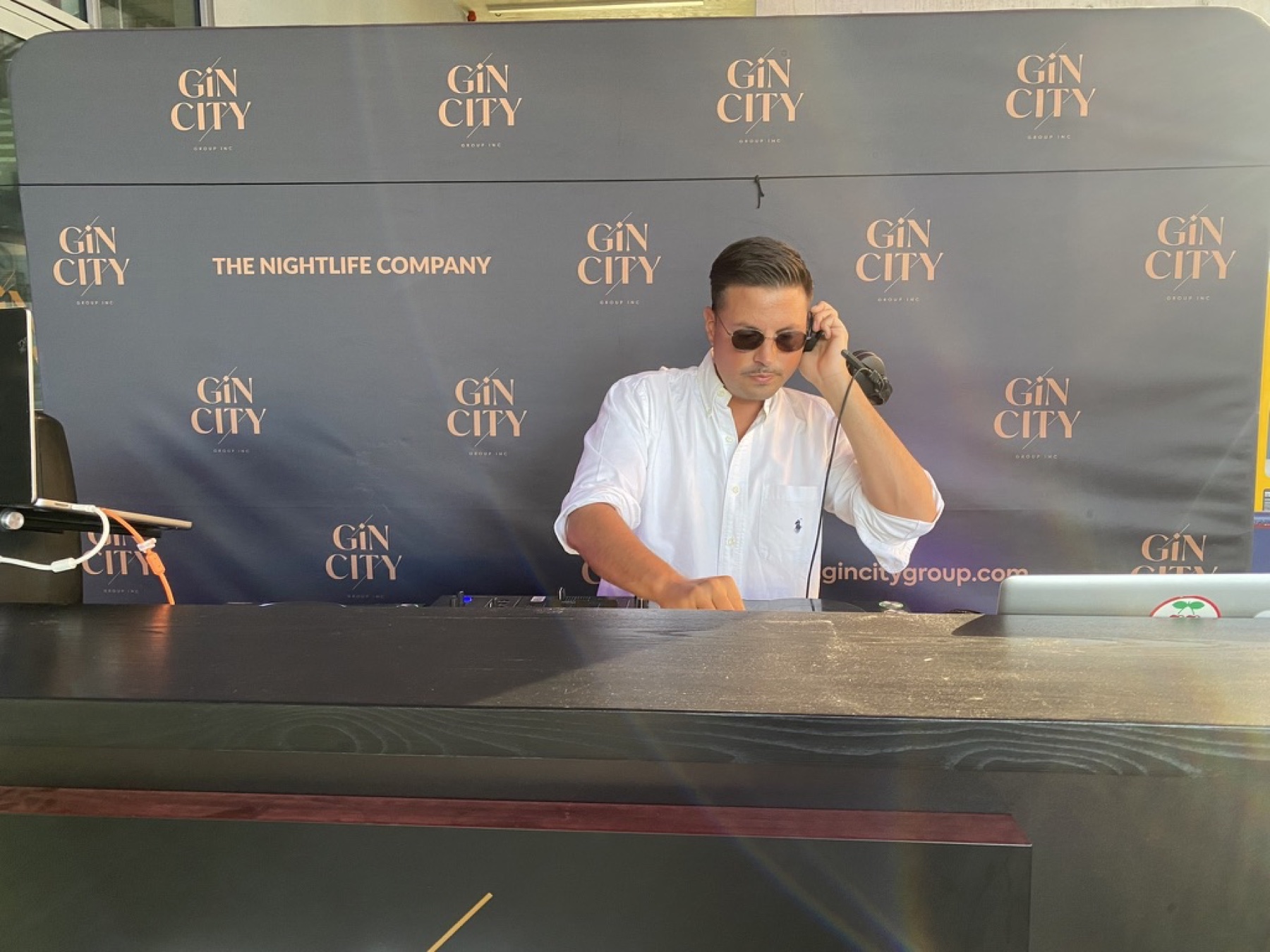 DJ Raff bei einem professionellen Outdoor-Event von Gin City