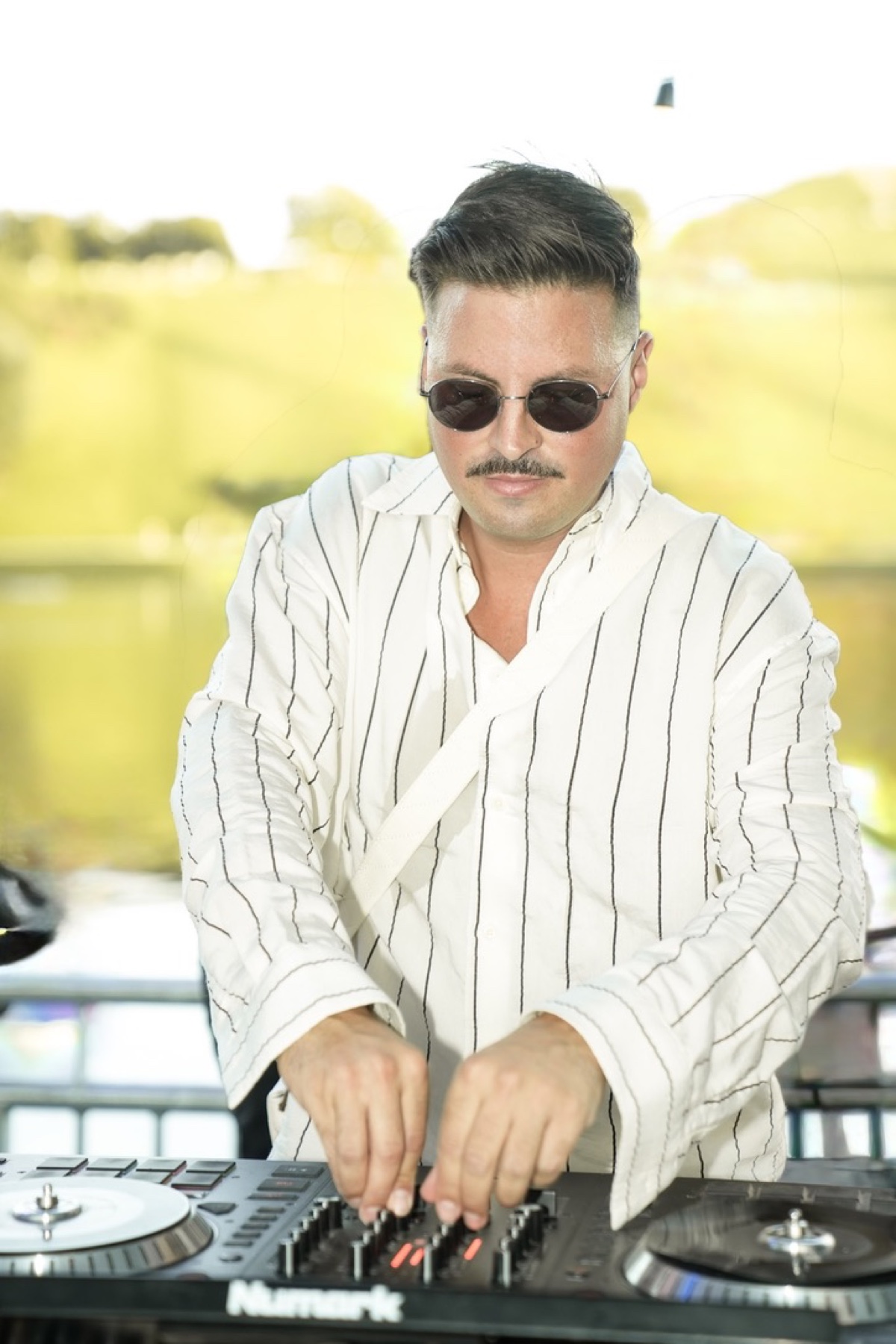 DJ Raff bei einem stilvollen Daytime-Set